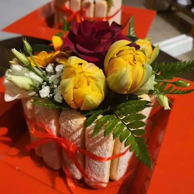 Composizione con tulipani gialli e rose rosse